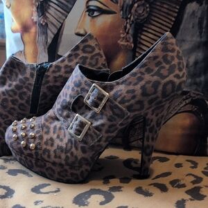 Stylish Leopard Print Buckle Heels
